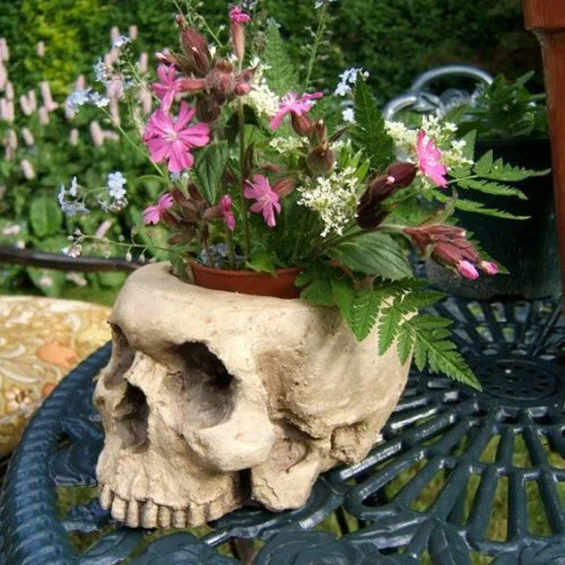 Handgjord blomkruka med dödskalle
