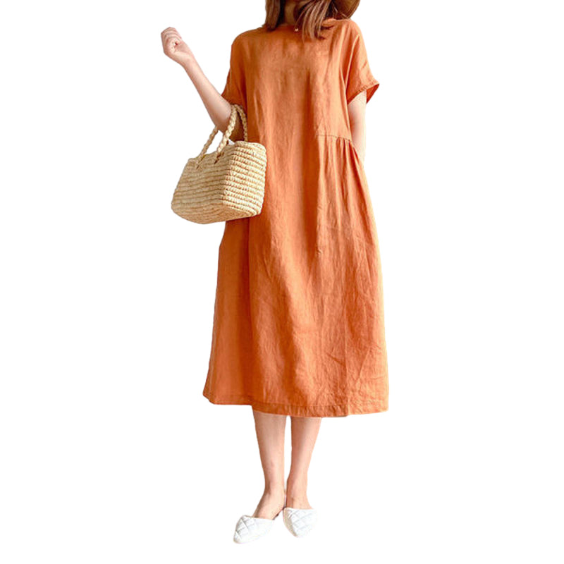 Enfärgad klänning med lös passform och korta ärmar.